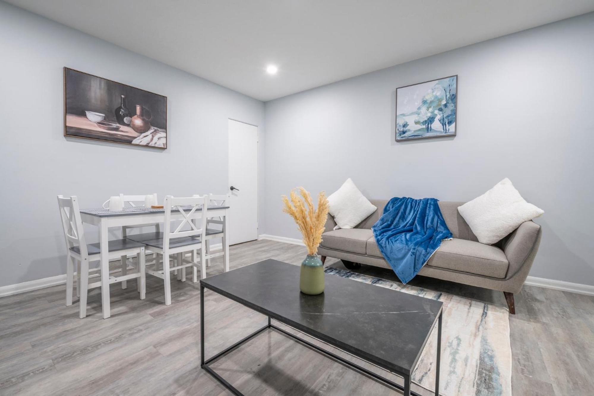 Centre Street Upper 2Bedsuite 4408 คาลการี ภายนอก รูปภาพ